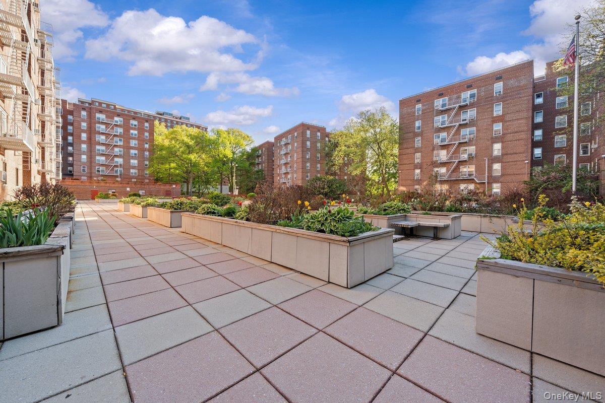 517 Riverdale Avenue, Unit 4D photo 2