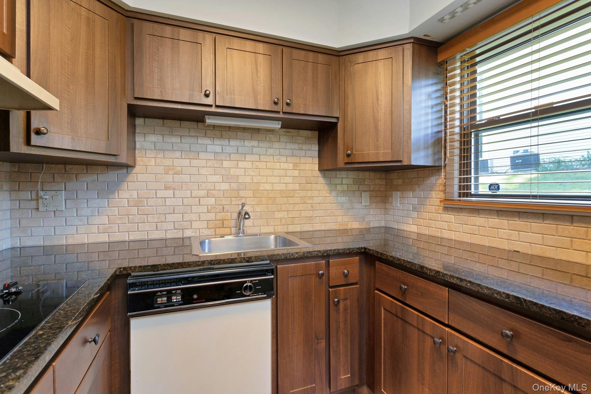 34 B Warwick Place, Unit B photo 14