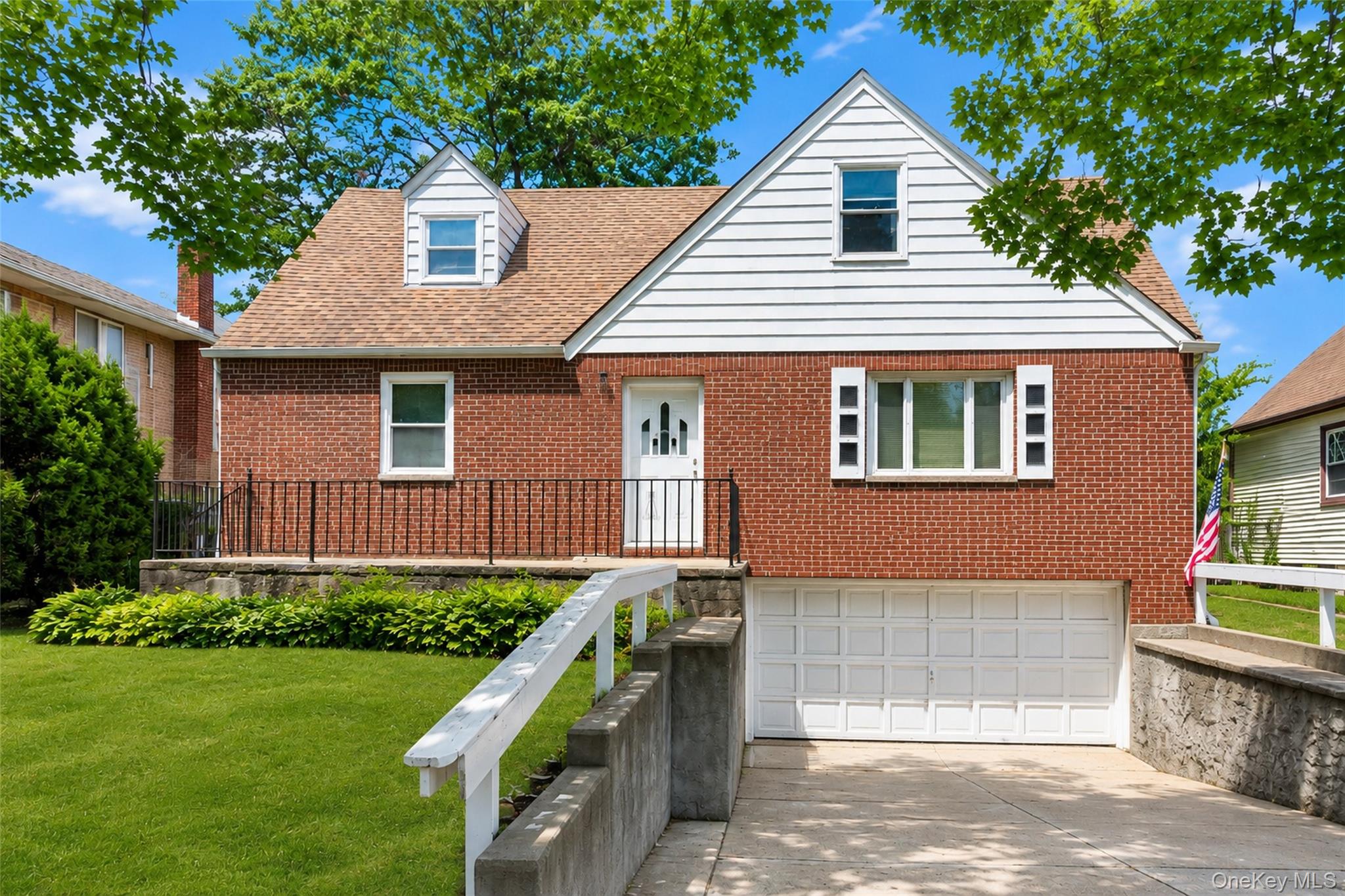 325 W Valley Stream Boulevard – For Sale