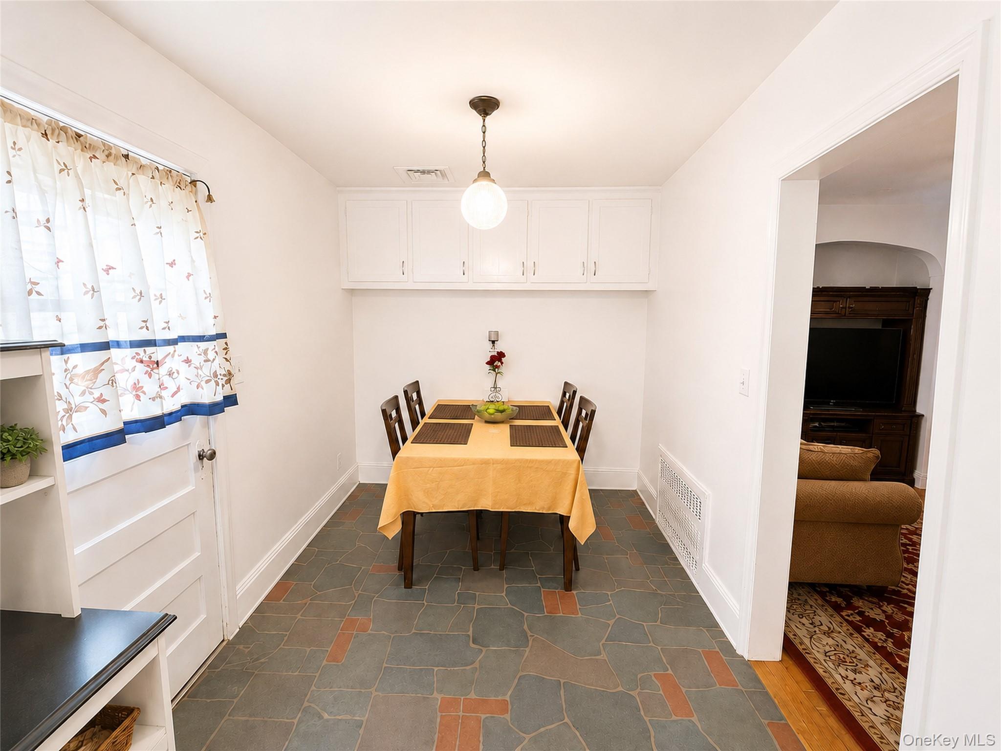 325 W Valley Stream Boulevard – For Sale photo 3