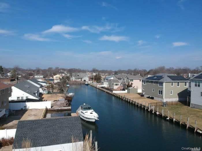 370 Clocks Boulevard – For Sale photo 2
