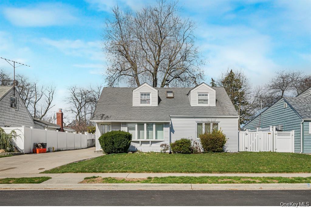 758 Wyngate Drive E – For Sale