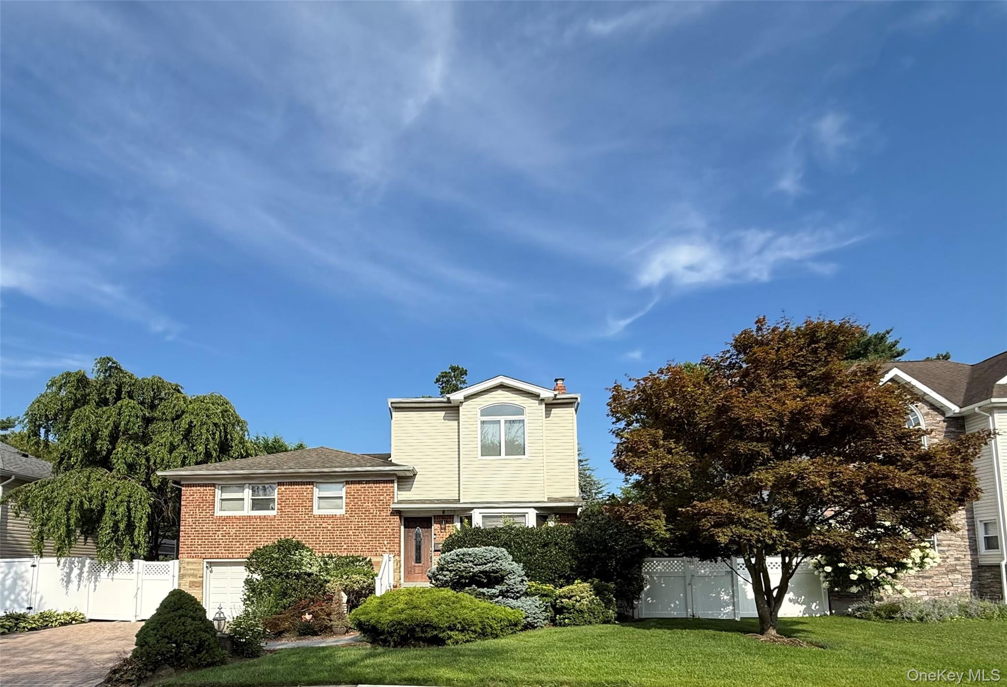 26 Kathleen Drive E – For Sale