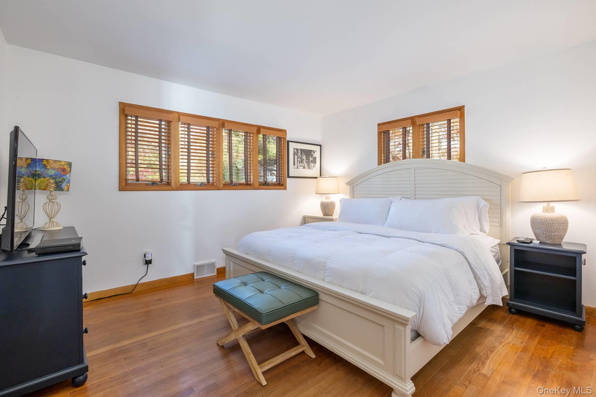 8 Susan Street – For Rent photo 2