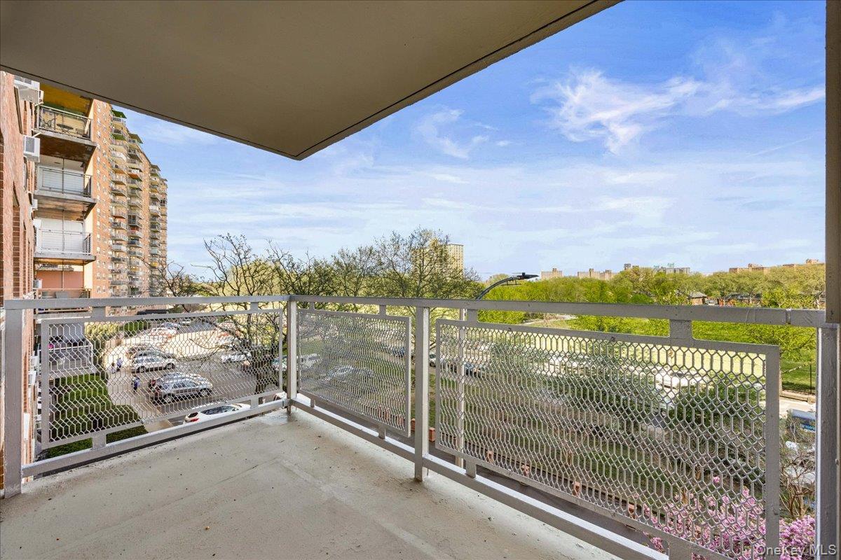 880 Boynton Avenue, Unit 10H photo 28