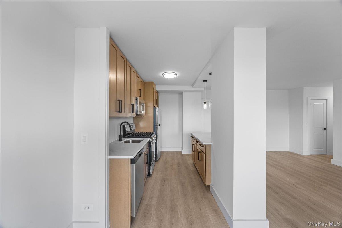 880 Boynton Avenue, Unit 10H photo 11