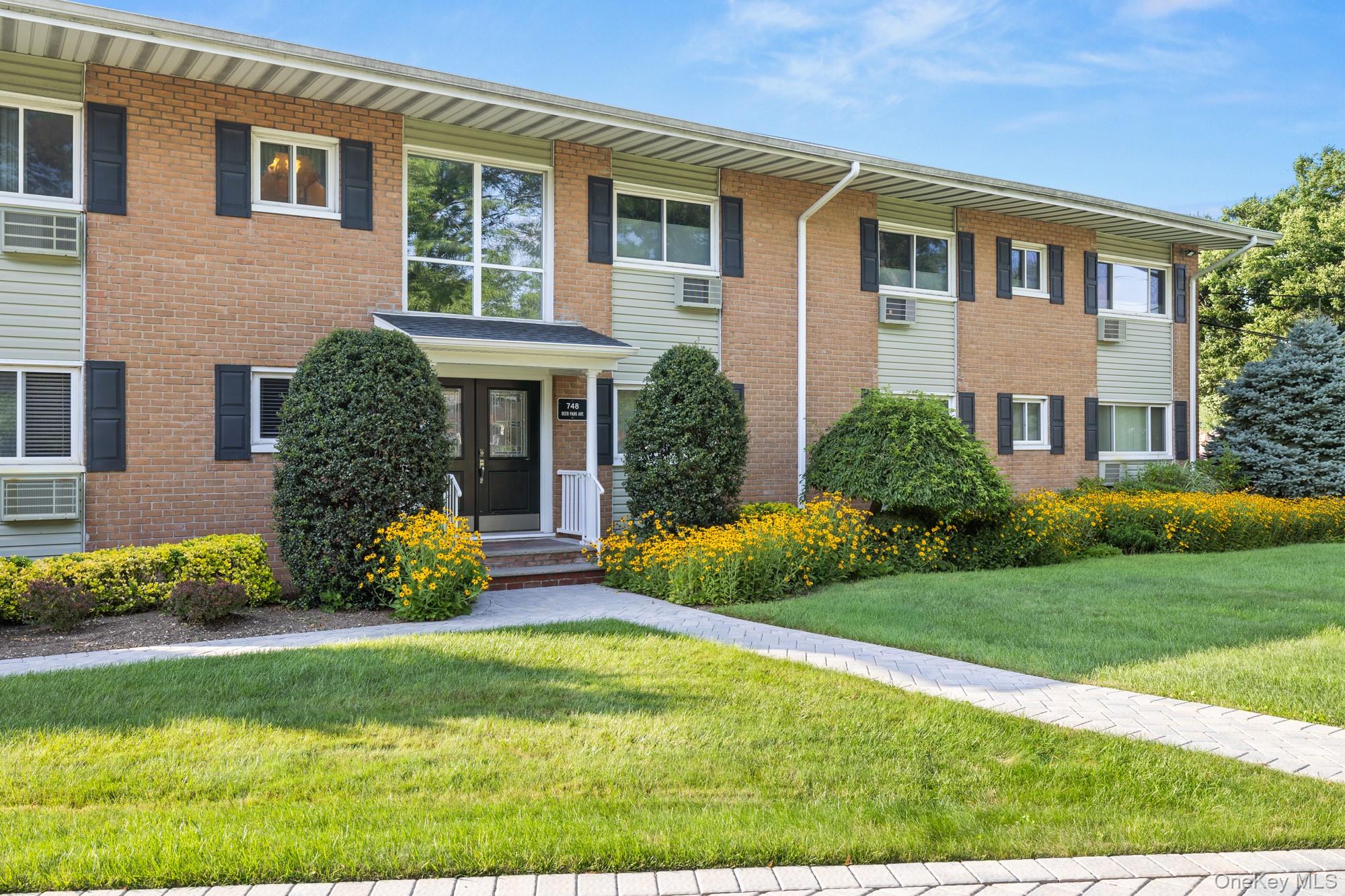 748 Deer Park Avenue, Unit 7H photo 3
