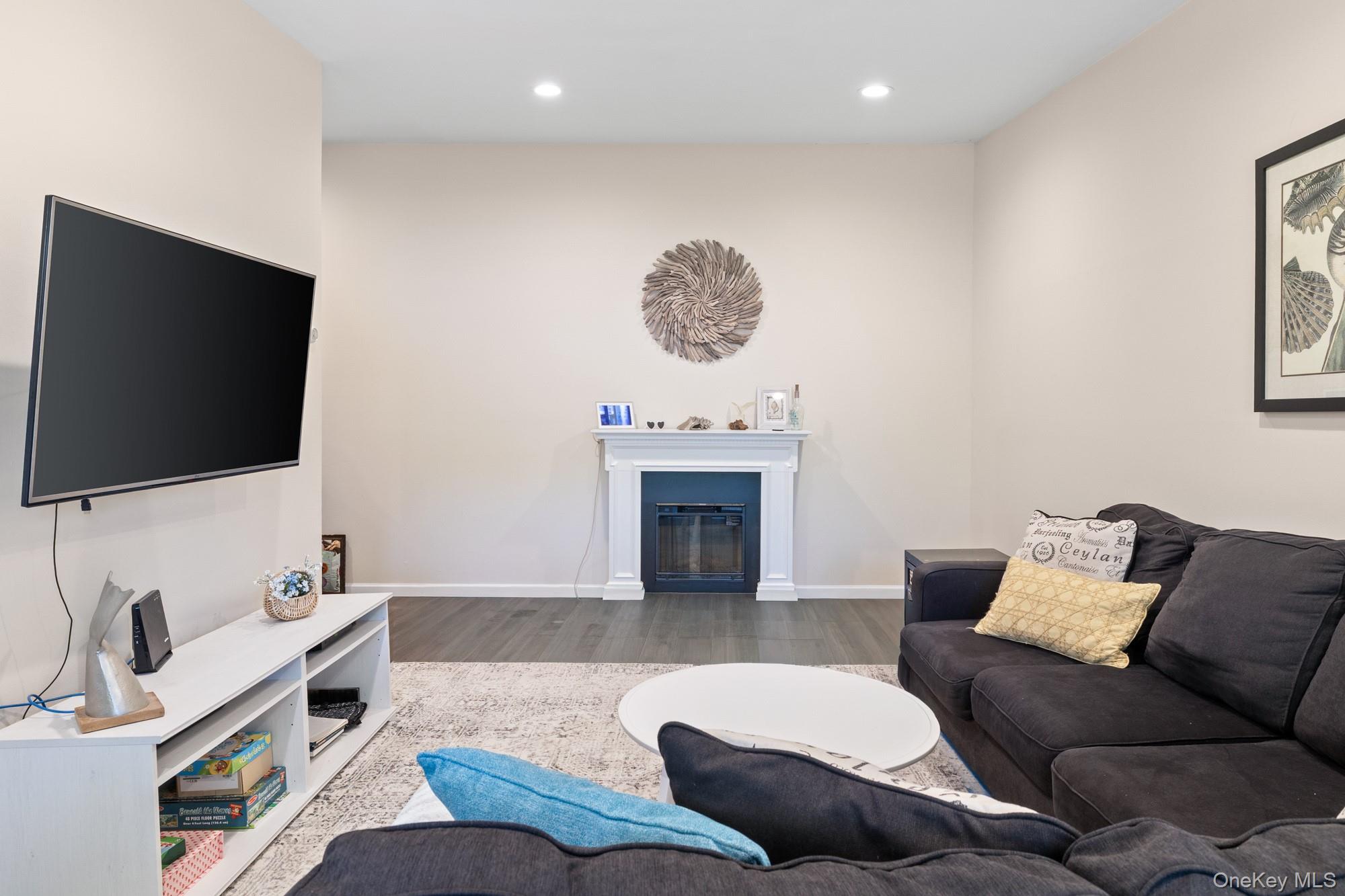 748 Deer Park Avenue, Unit 7H photo 9