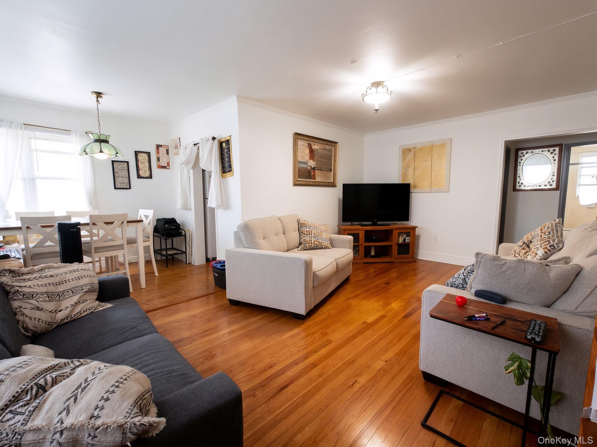 196-08 Pompeii Avenue, Unit 1B photo 2