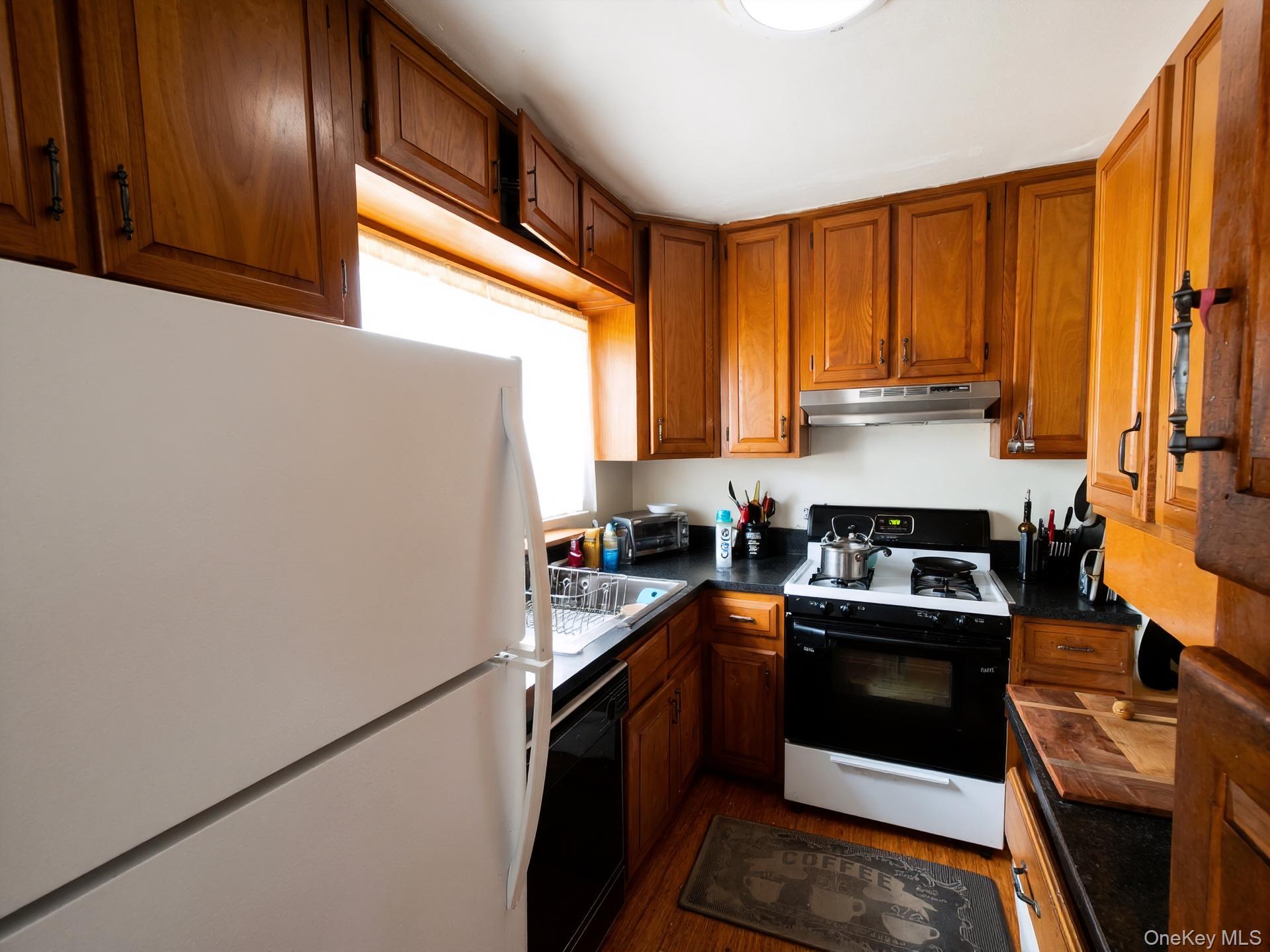 196-08 Pompeii Avenue, Unit 1B photo 4