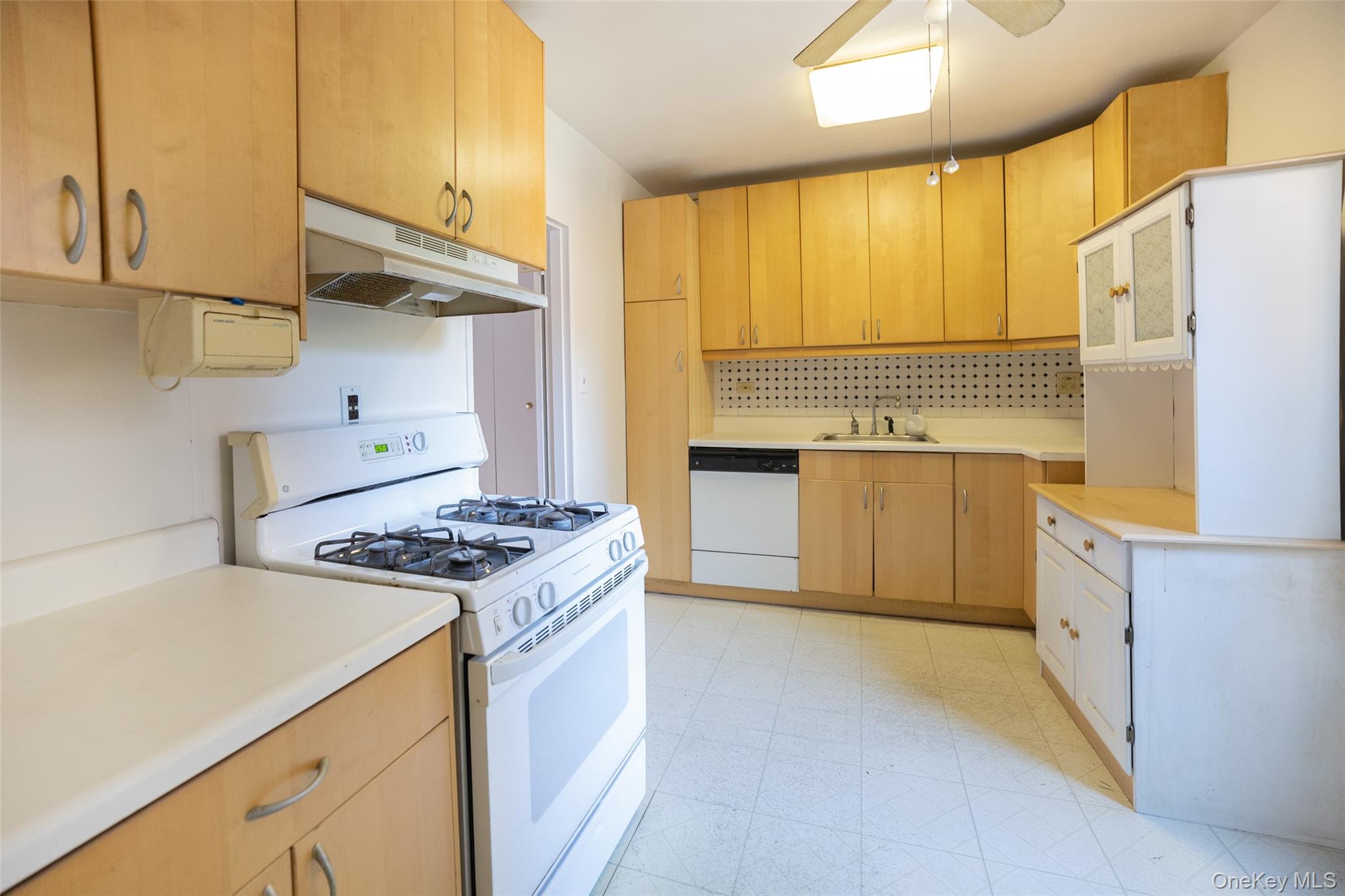 144-30 Sanford Avenue, Unit 2N photo 9