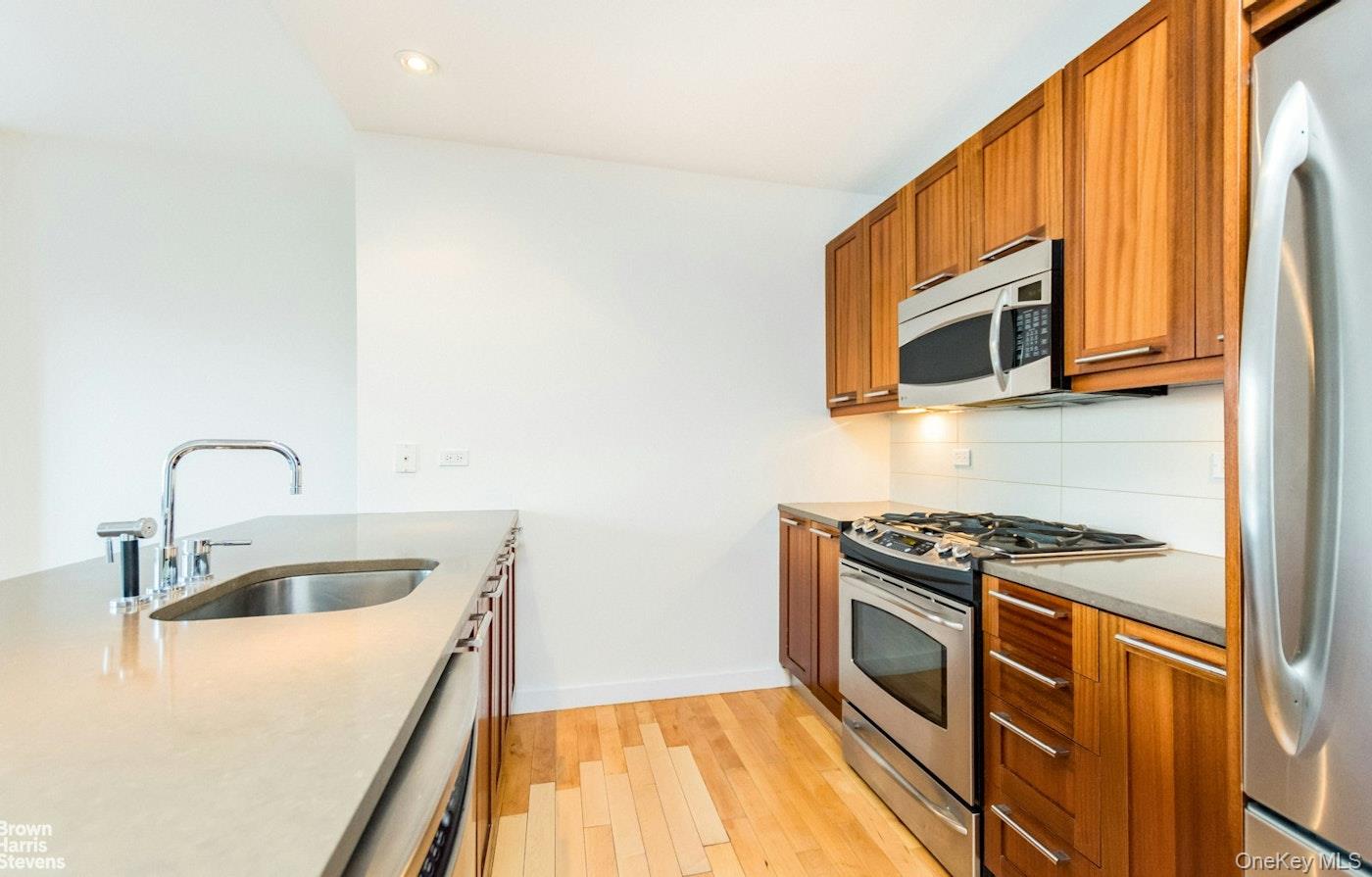 3585 Greystone Avenue, Unit 4B photo 5
