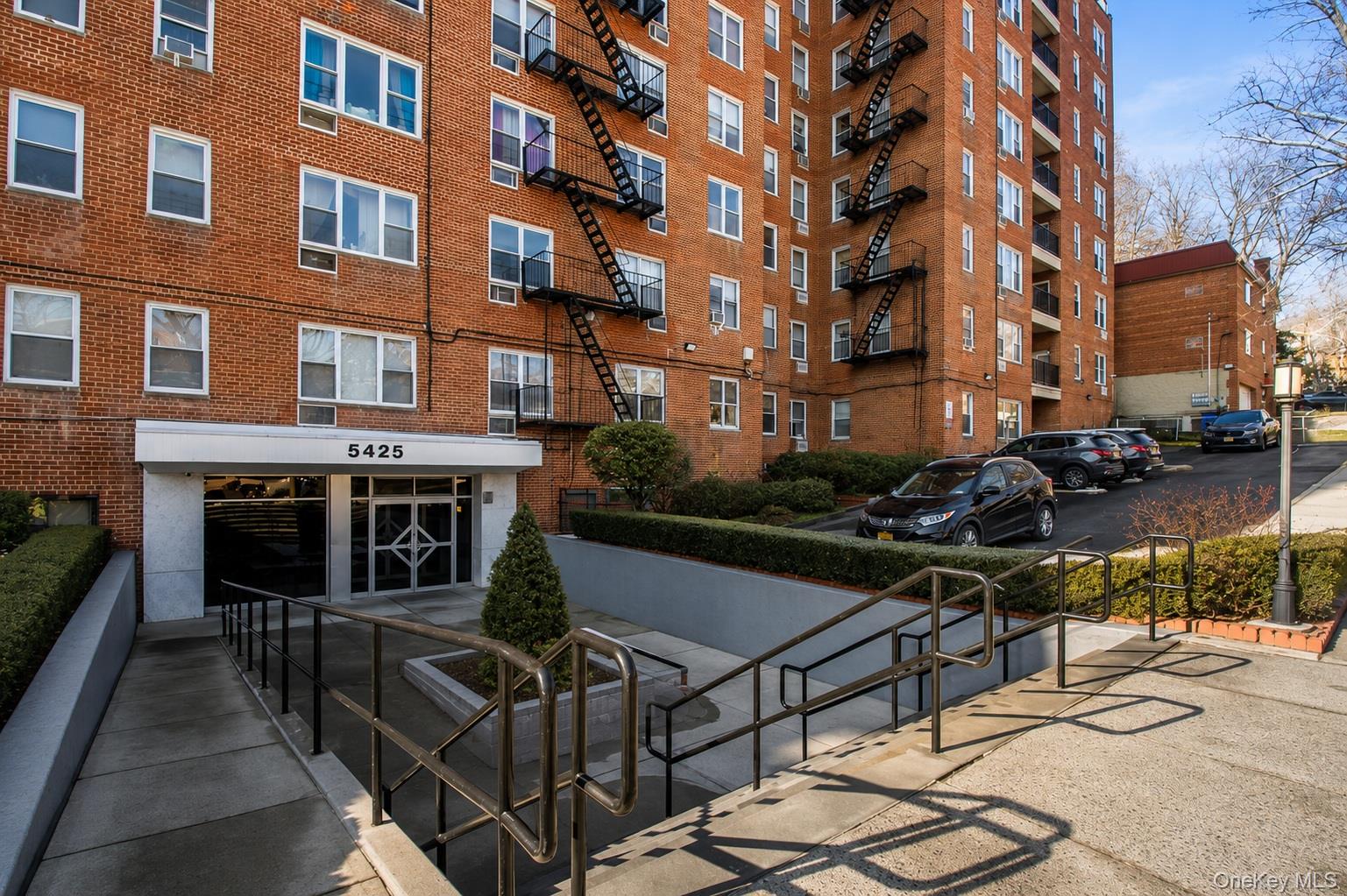5425 Valles Avenue, Unit 3F
