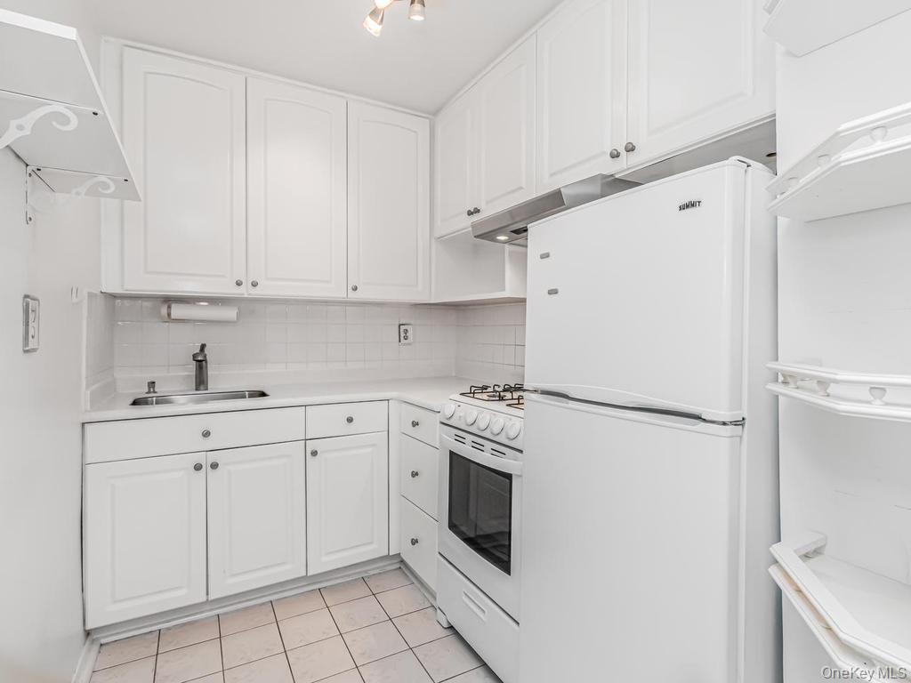 415 Gramatan Avenue, Unit 4E photo 8