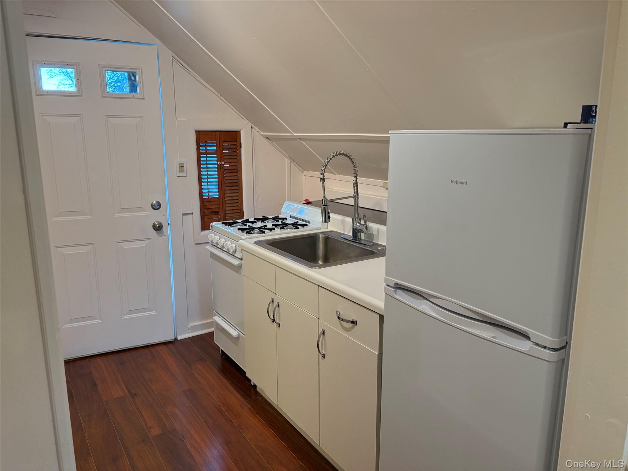 35 Oak Street, Unit Upstairs A photo 4