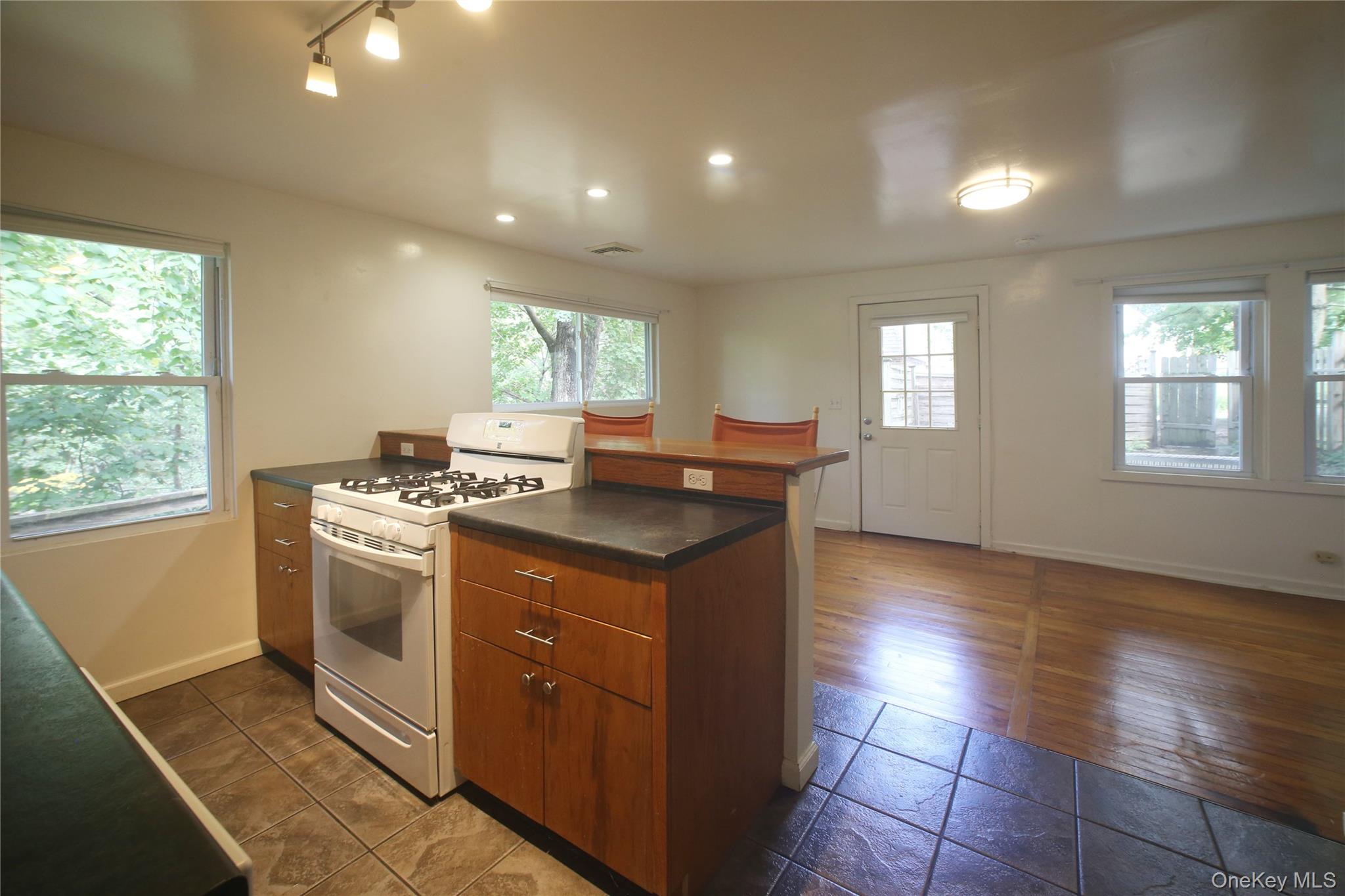 7 Bridge Street – For Rent photo 5
