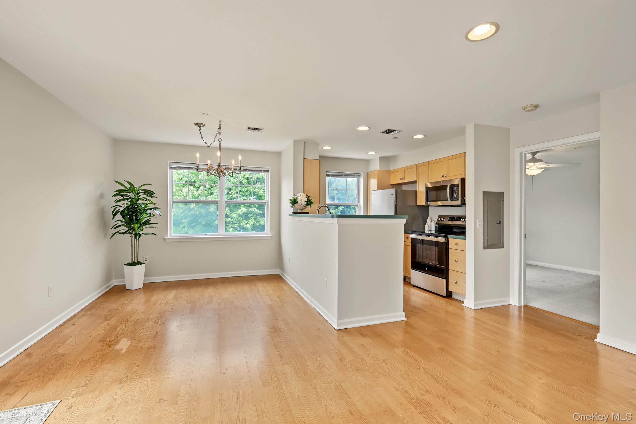 100 Woodcrest Lane, Unit 124 photo 12