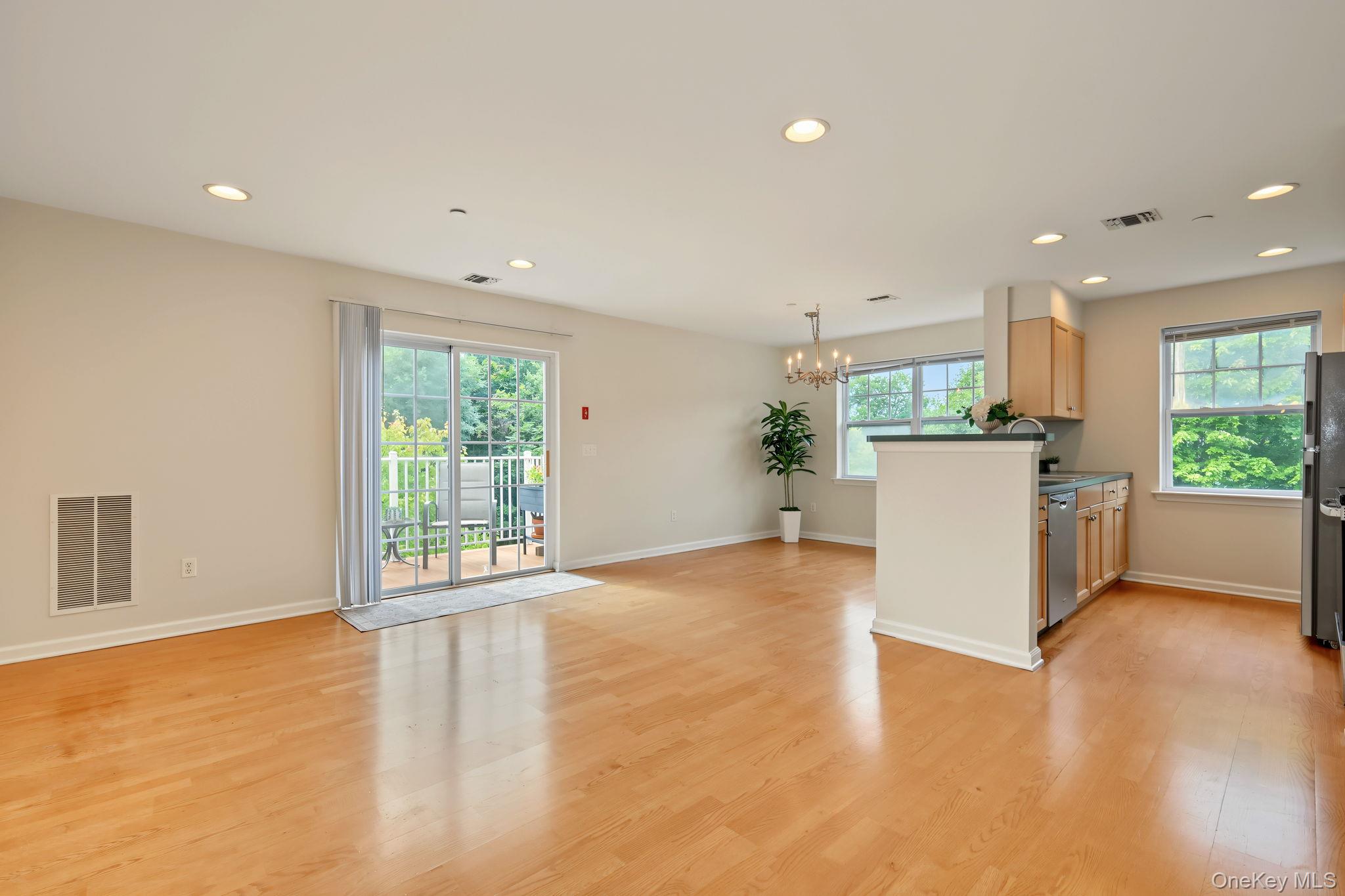 100 Woodcrest Lane, Unit 124 photo 8