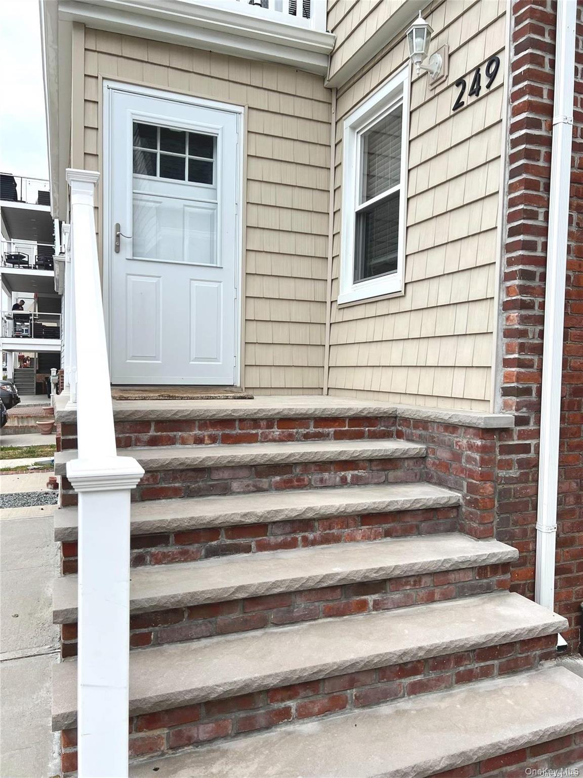 249 E Broadway – For Rent photo 2