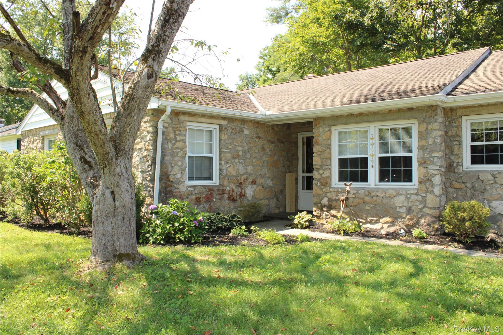 44 Ireland Drive – For Sale photo 2