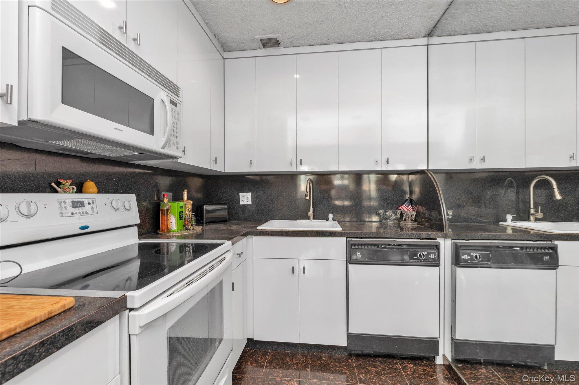 162-30 Powells Cove Boulevard, Unit 2C photo 3