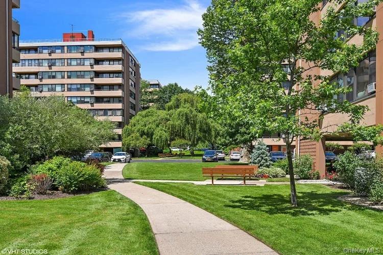 162-30 Powells Cove Boulevard, Unit 2C photo 2