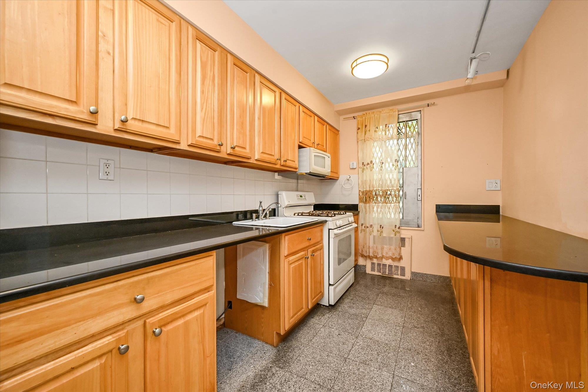 140-18 Burden Crescent, Unit 411 photo 4