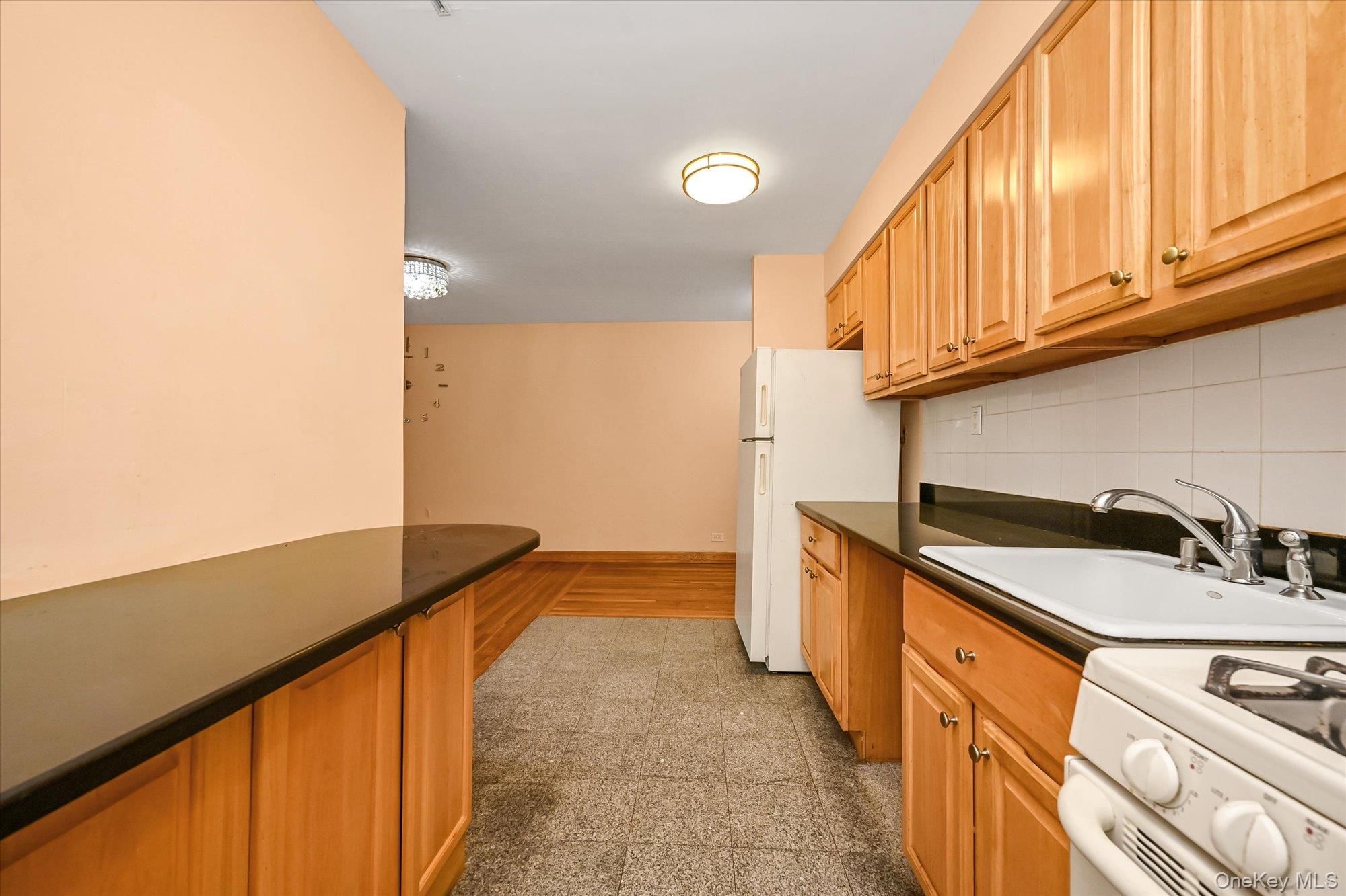140-18 Burden Crescent, Unit 411 photo 5