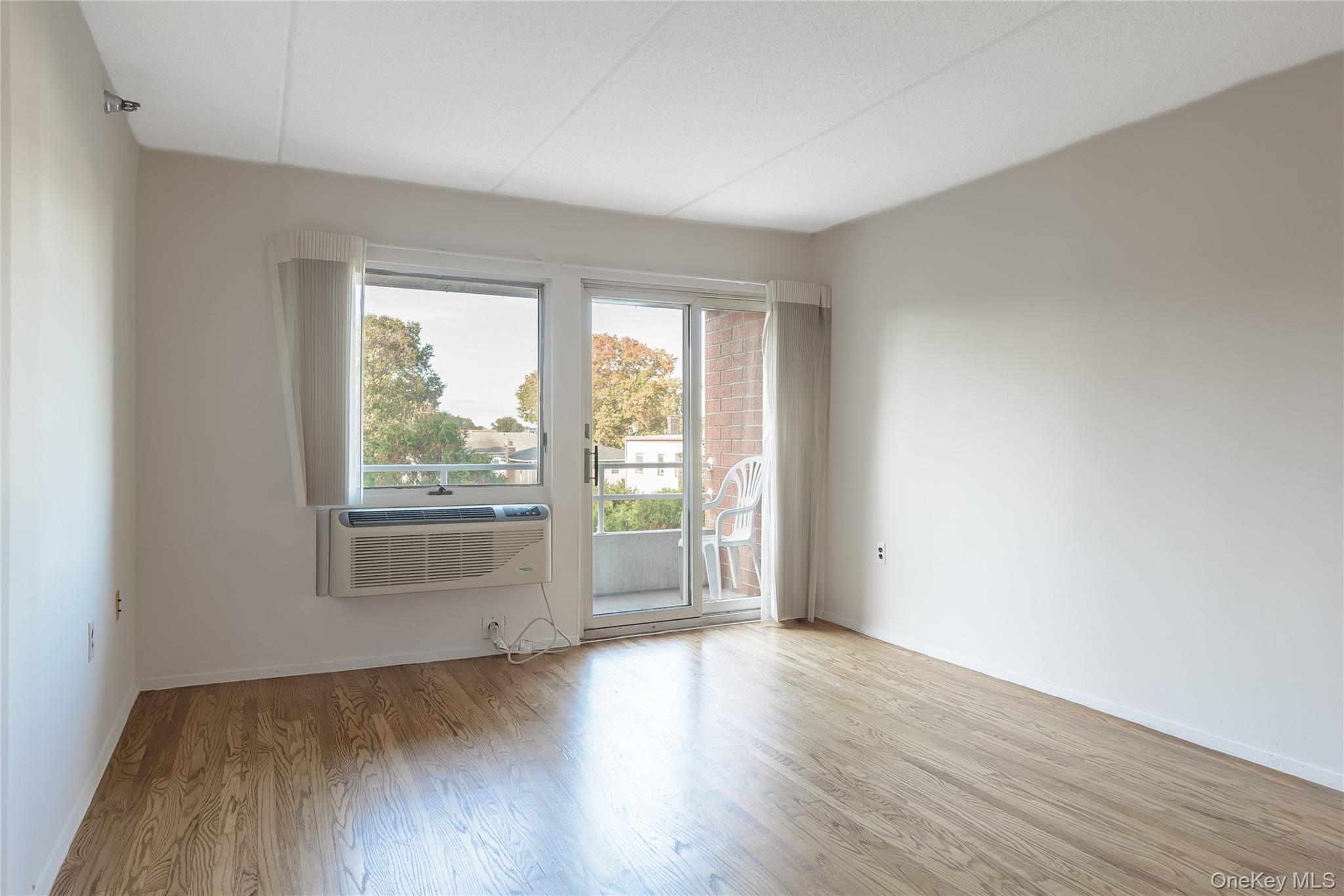 205 Mineola Boulevard, Unit 3G photo 6