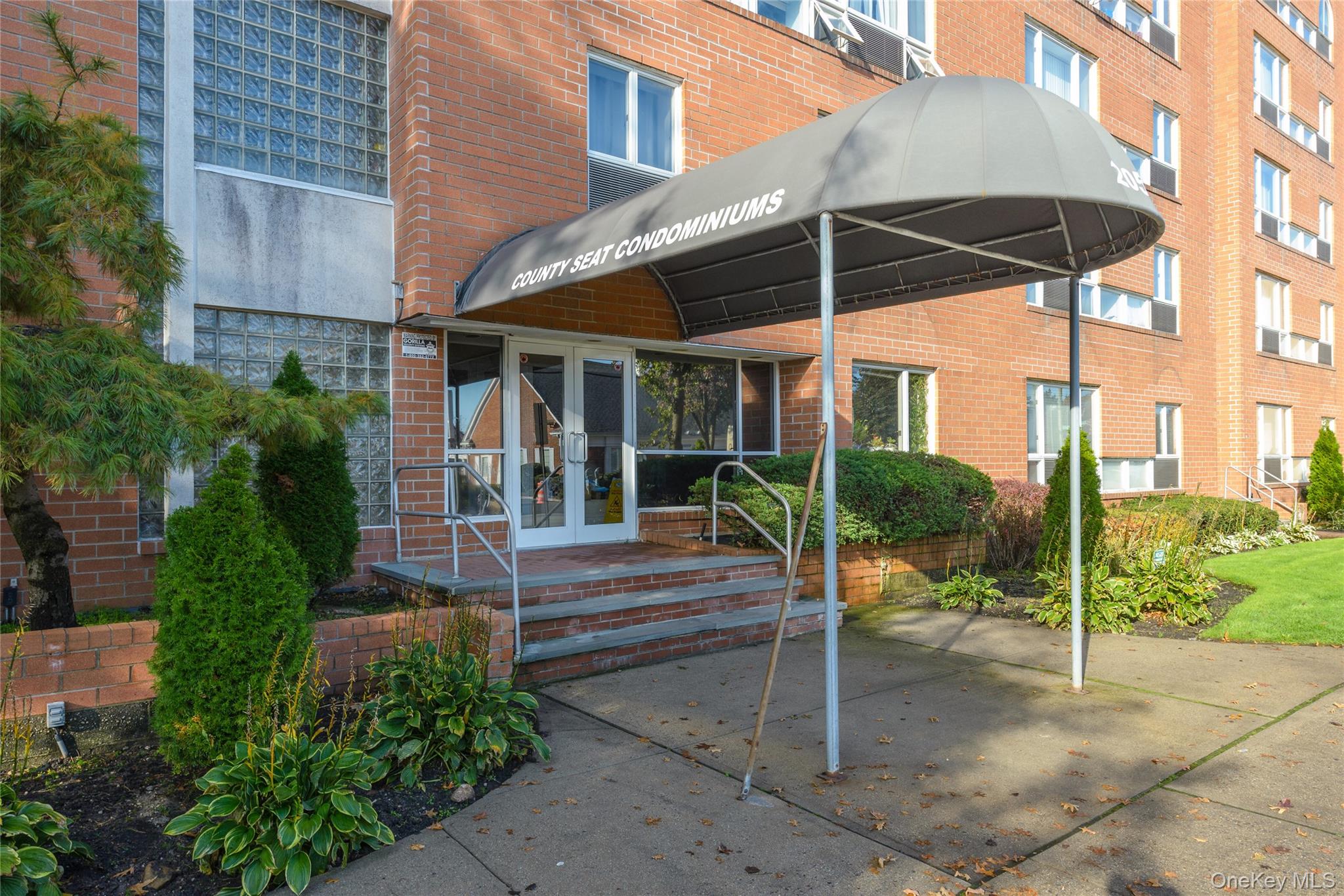 205 Mineola Boulevard, Unit 3G photo 2