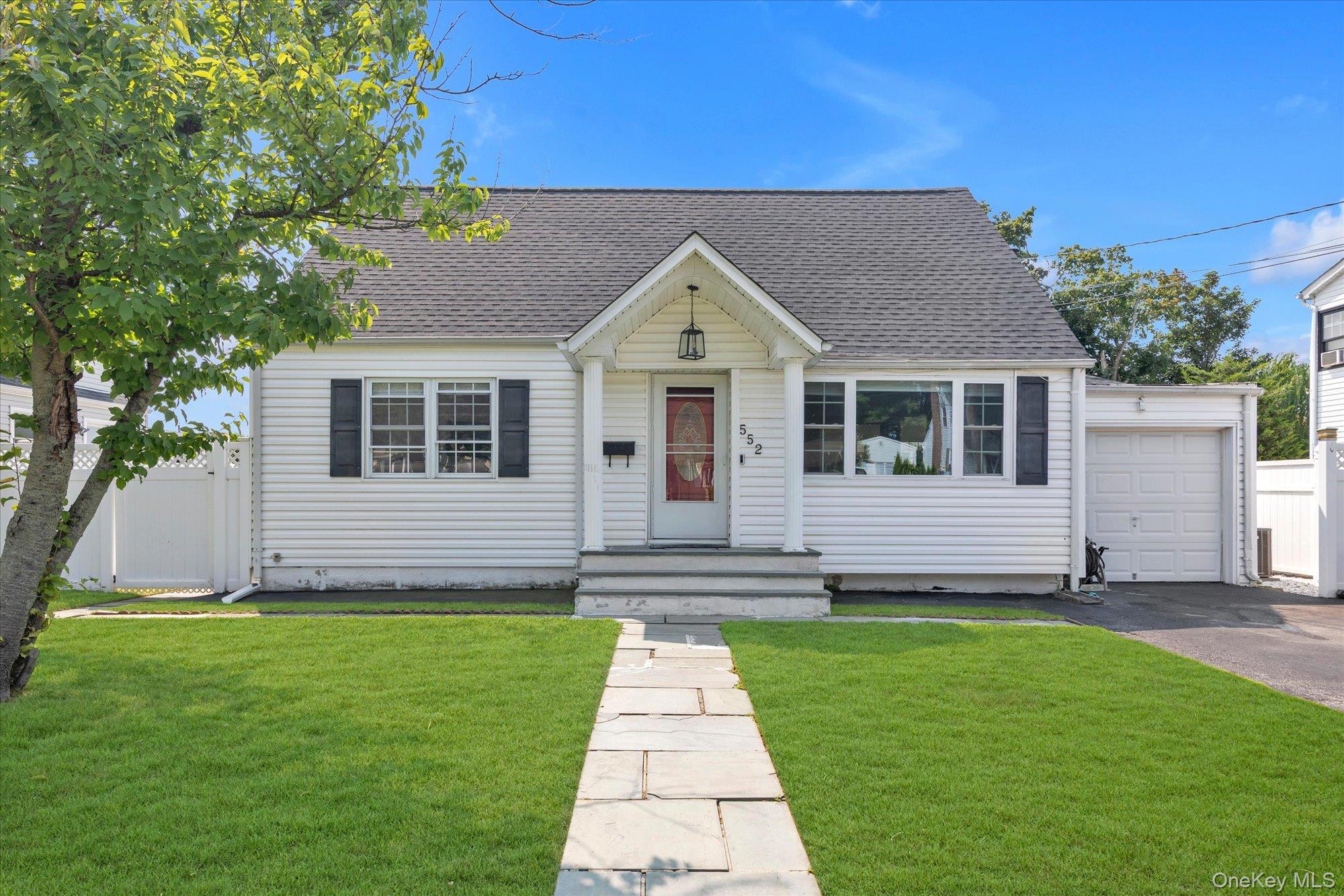 552 18th Street – For Sale