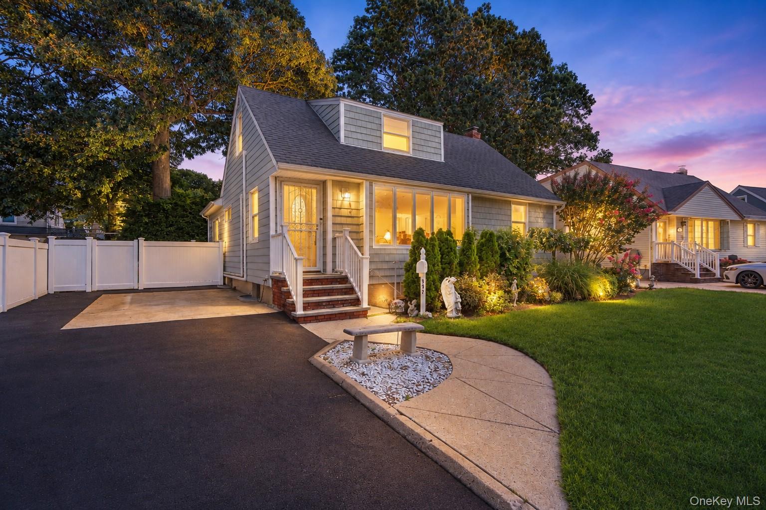 992 Woodcliff Drive – For Sale