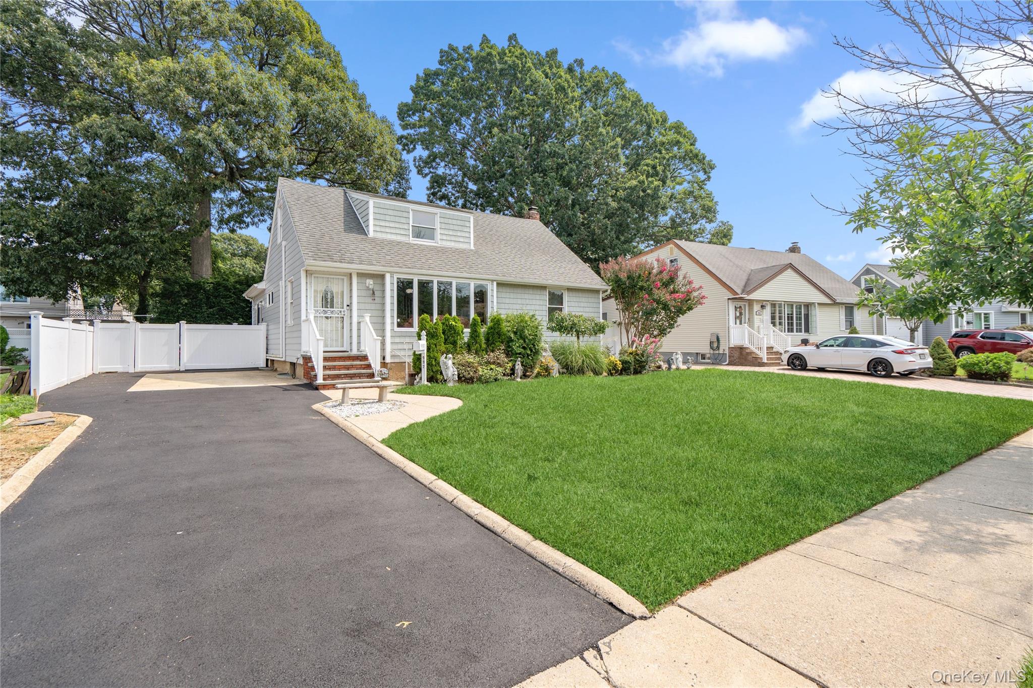 992 Woodcliff Drive – For Sale photo 3