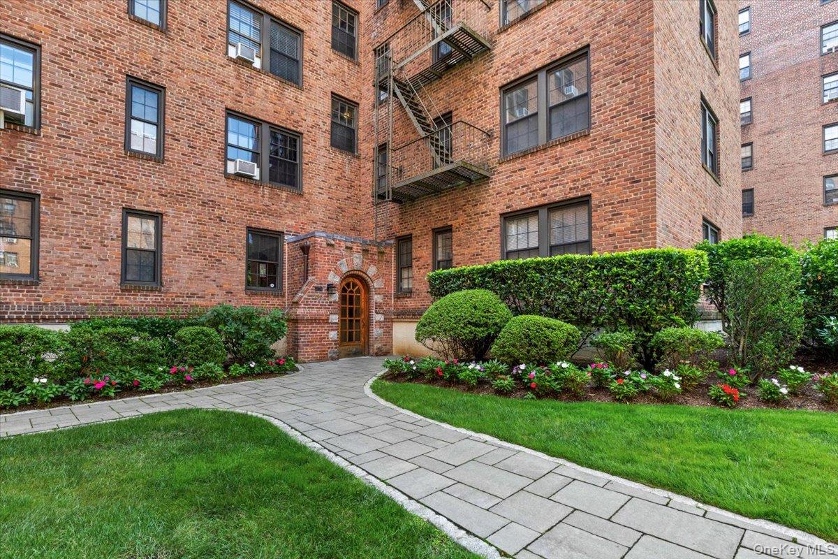 196 Garth Road, Unit 1F photo 4