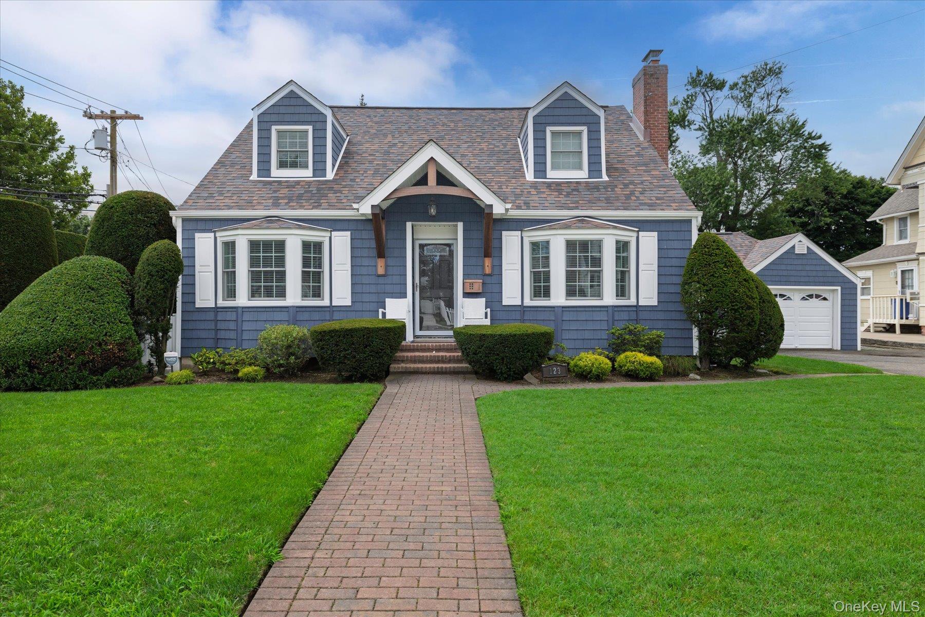123 Centre Avenue – For Sale