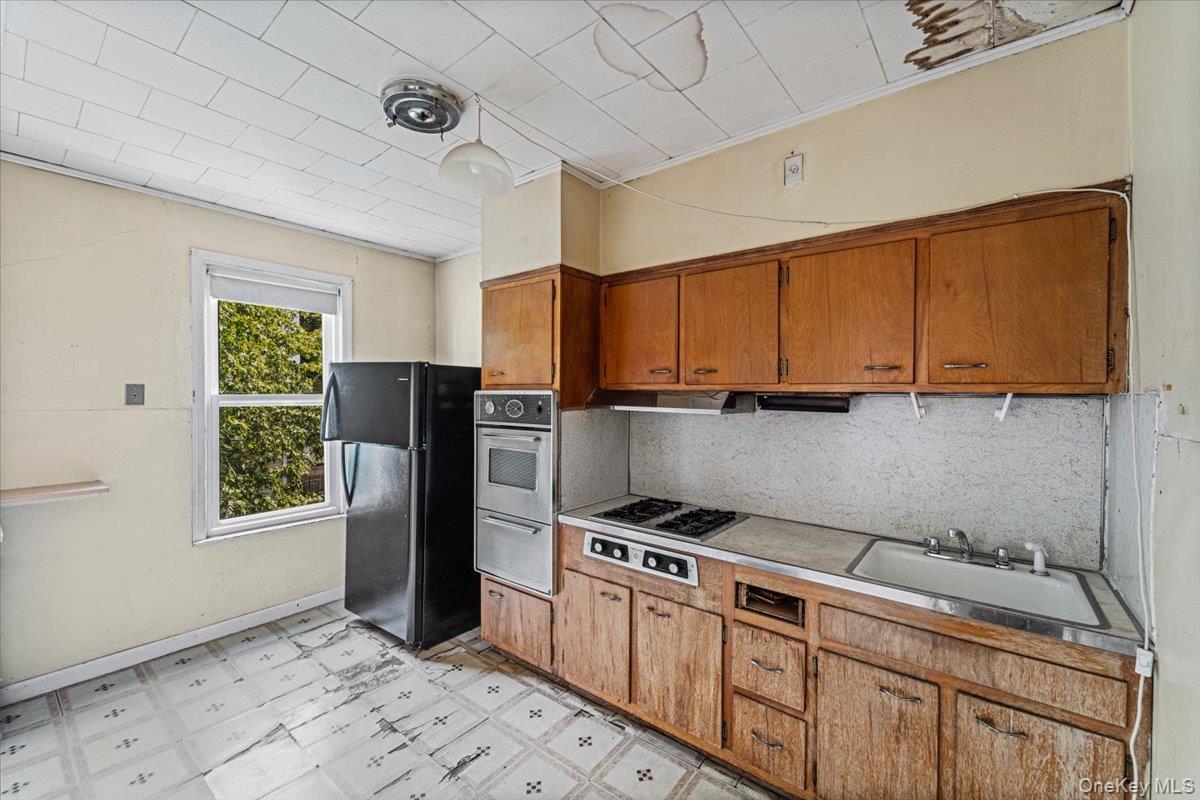 54-18 Nurge Avenue – For Sale photo 18