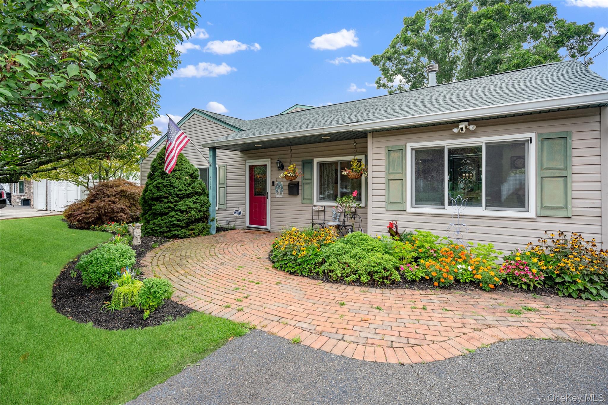 411 8th Street – For Sale
