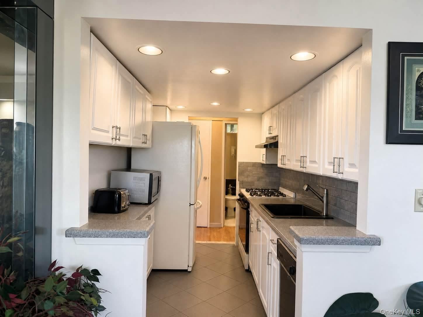 86-11 151st Avenue, Unit 4K photo 5