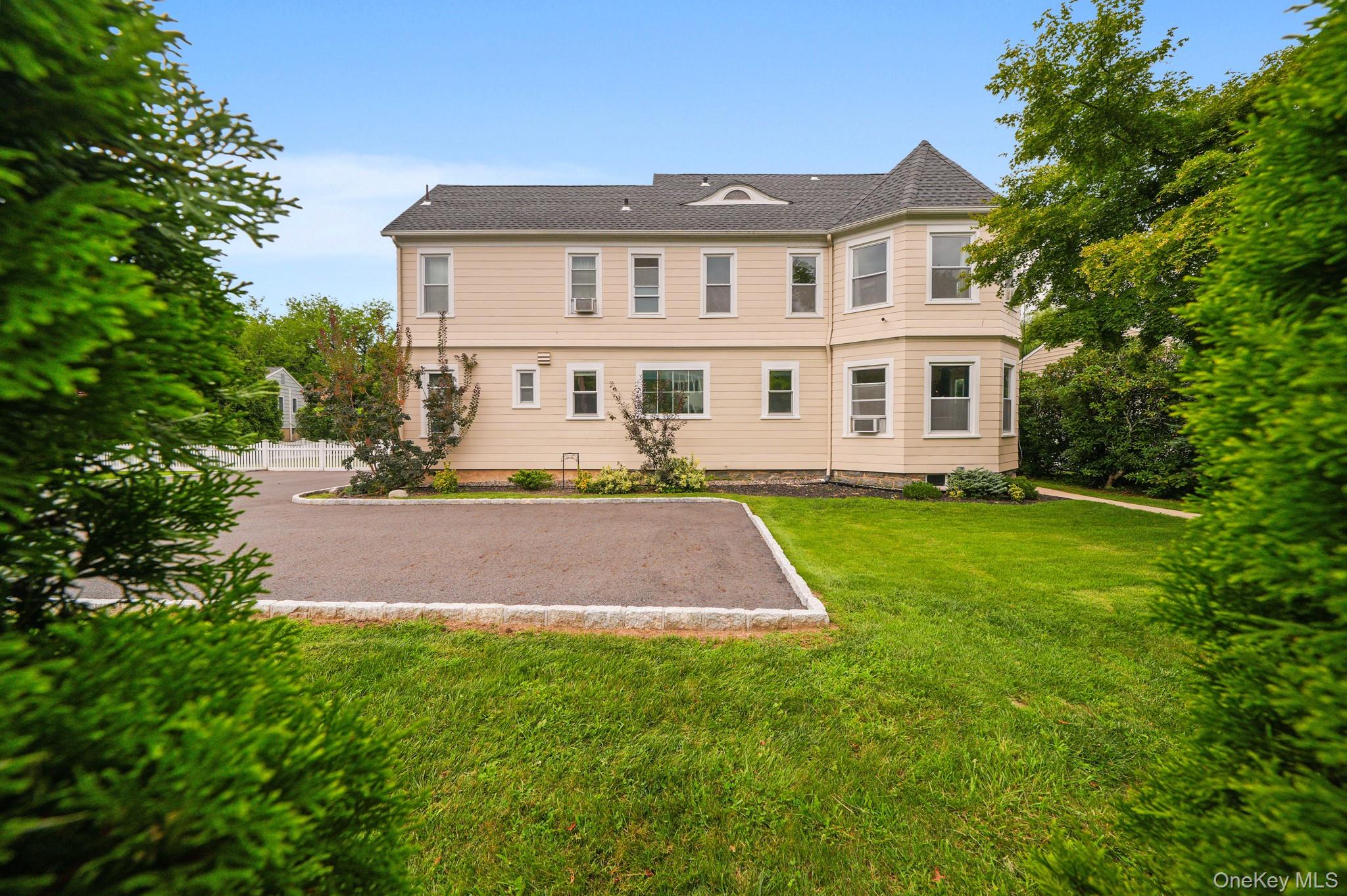 8 Bolton Place – For Sale photo 2