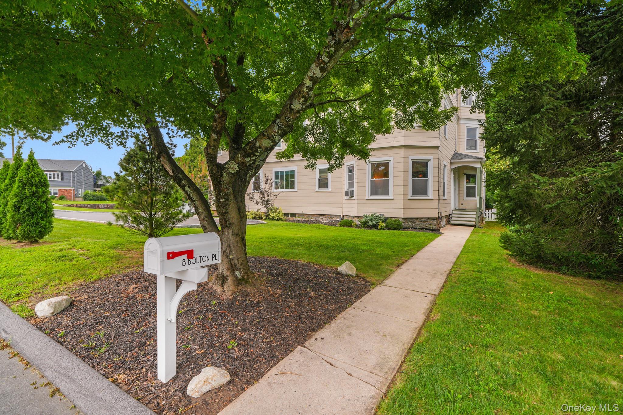 8 Bolton Place – For Sale