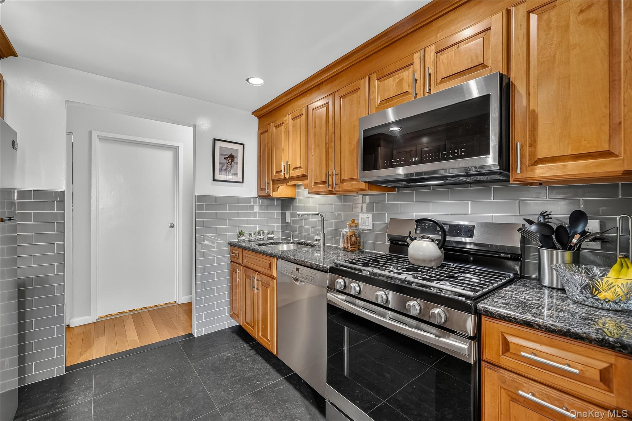 1376 Midland Avenue, Unit 801 photo 16