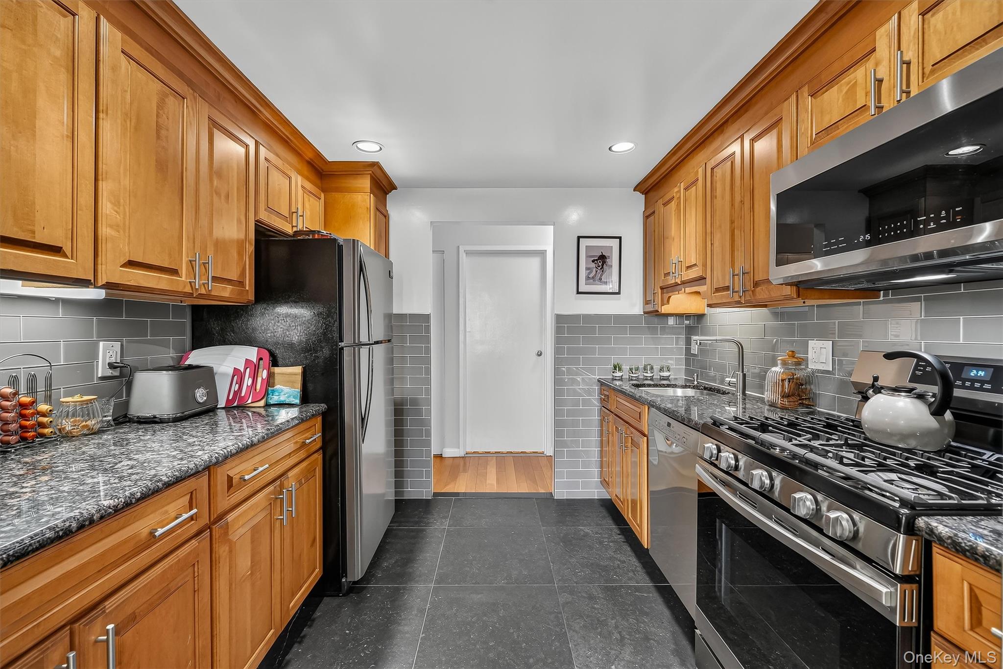 1376 Midland Avenue, Unit 801 photo 15