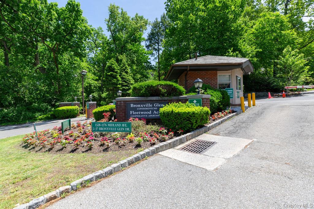 1376 Midland Avenue, Unit 801 photo 2
