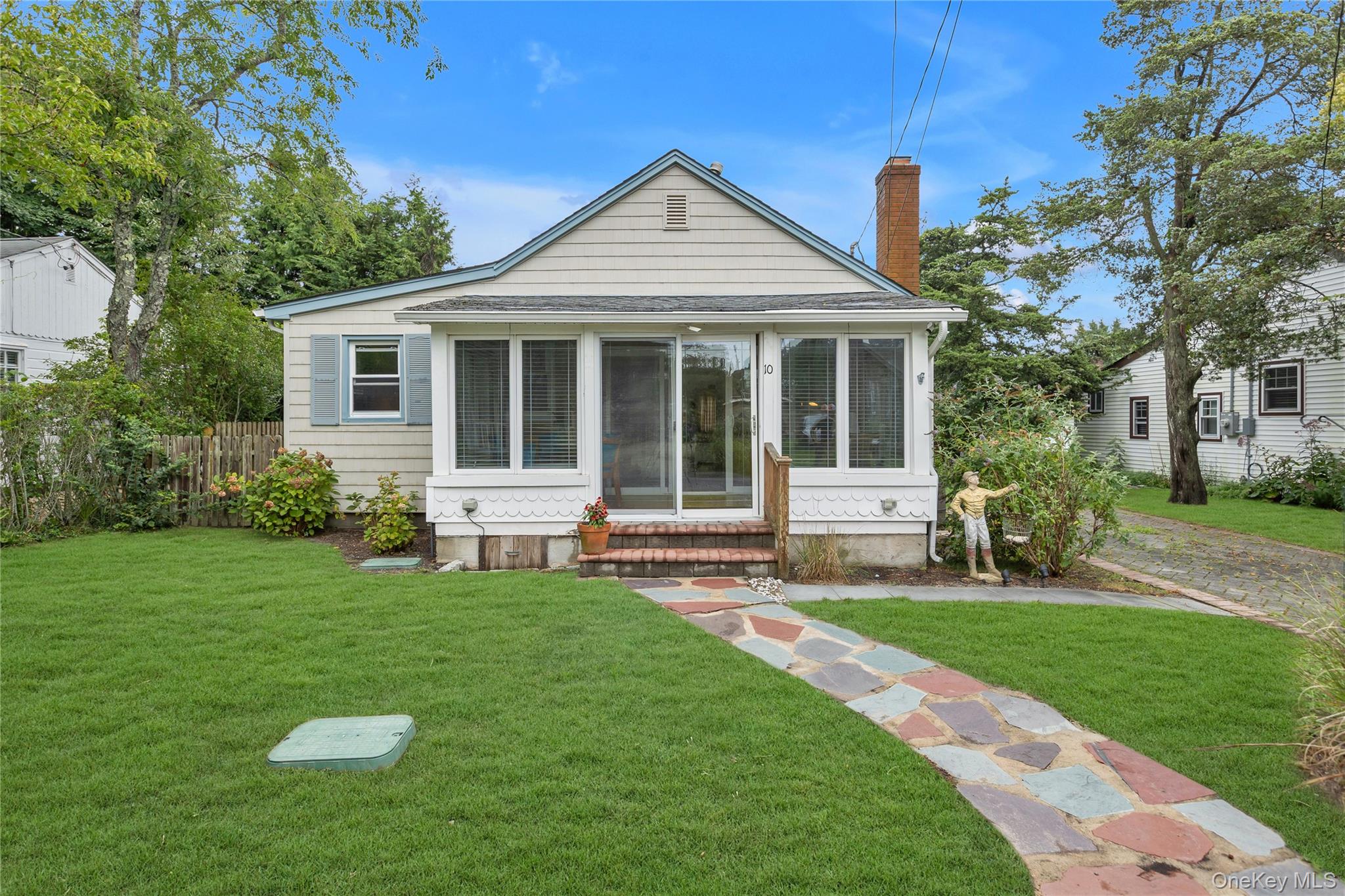 10 Mineola Court – For Sale