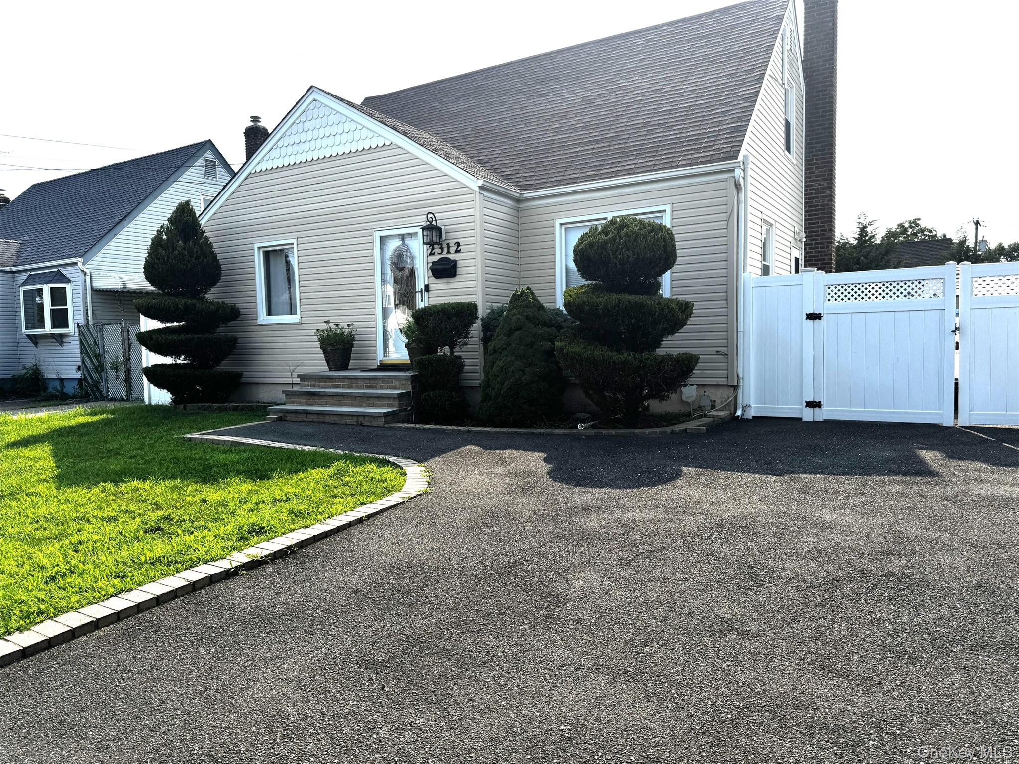 2312 Maple Street – For Sale photo 2