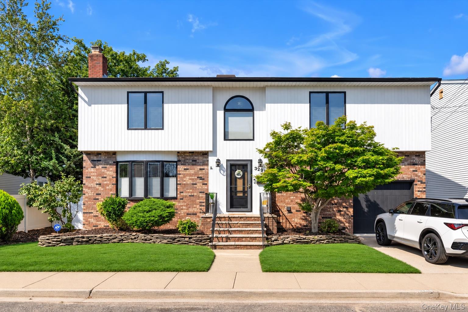 3290 Parkway Drive – For Sale