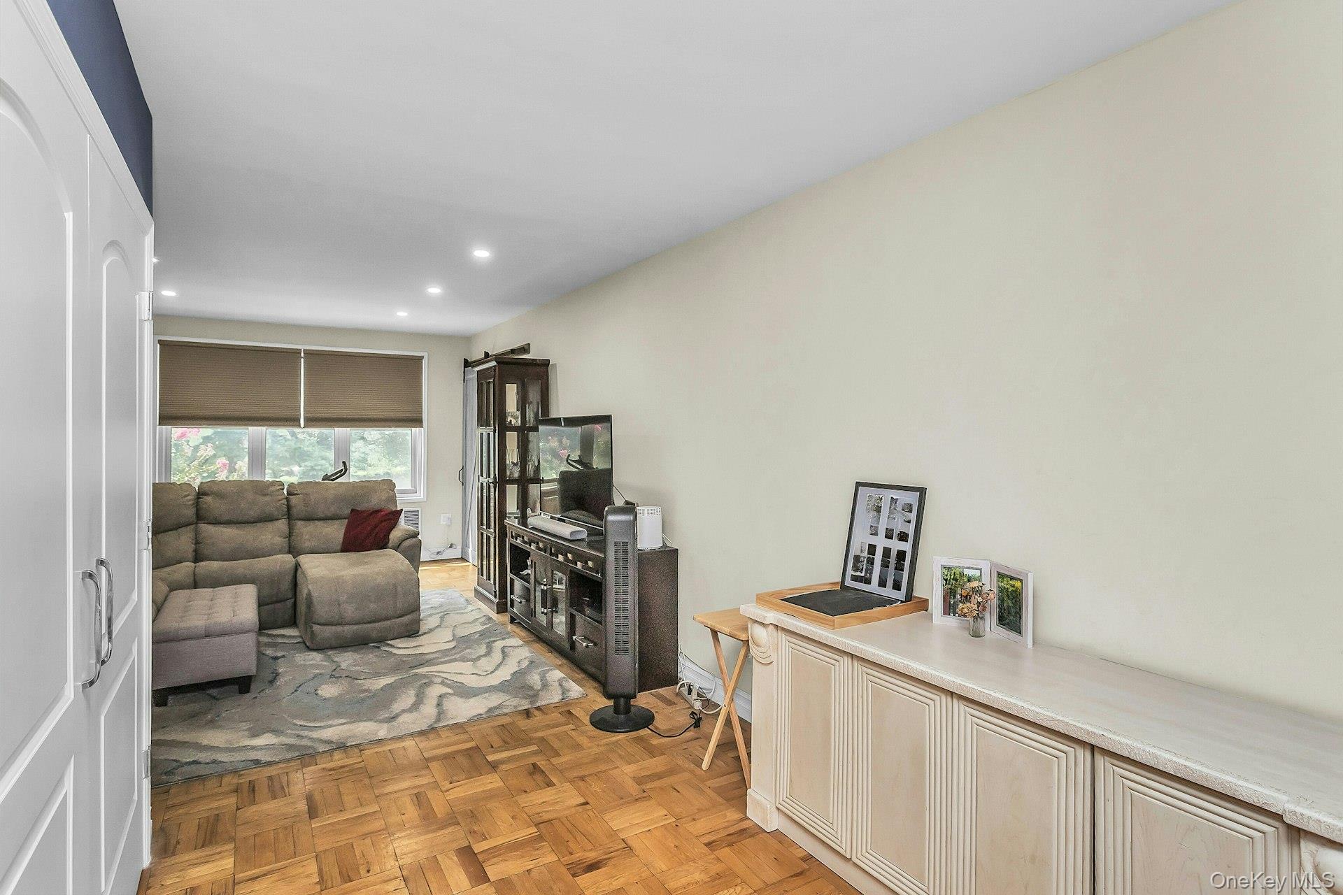 23-55 Bell Boulevard, Unit 1H photo 4
