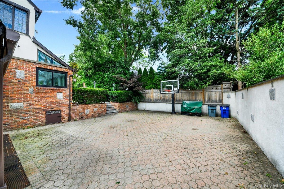 7 Denman Place – For Sale photo 3