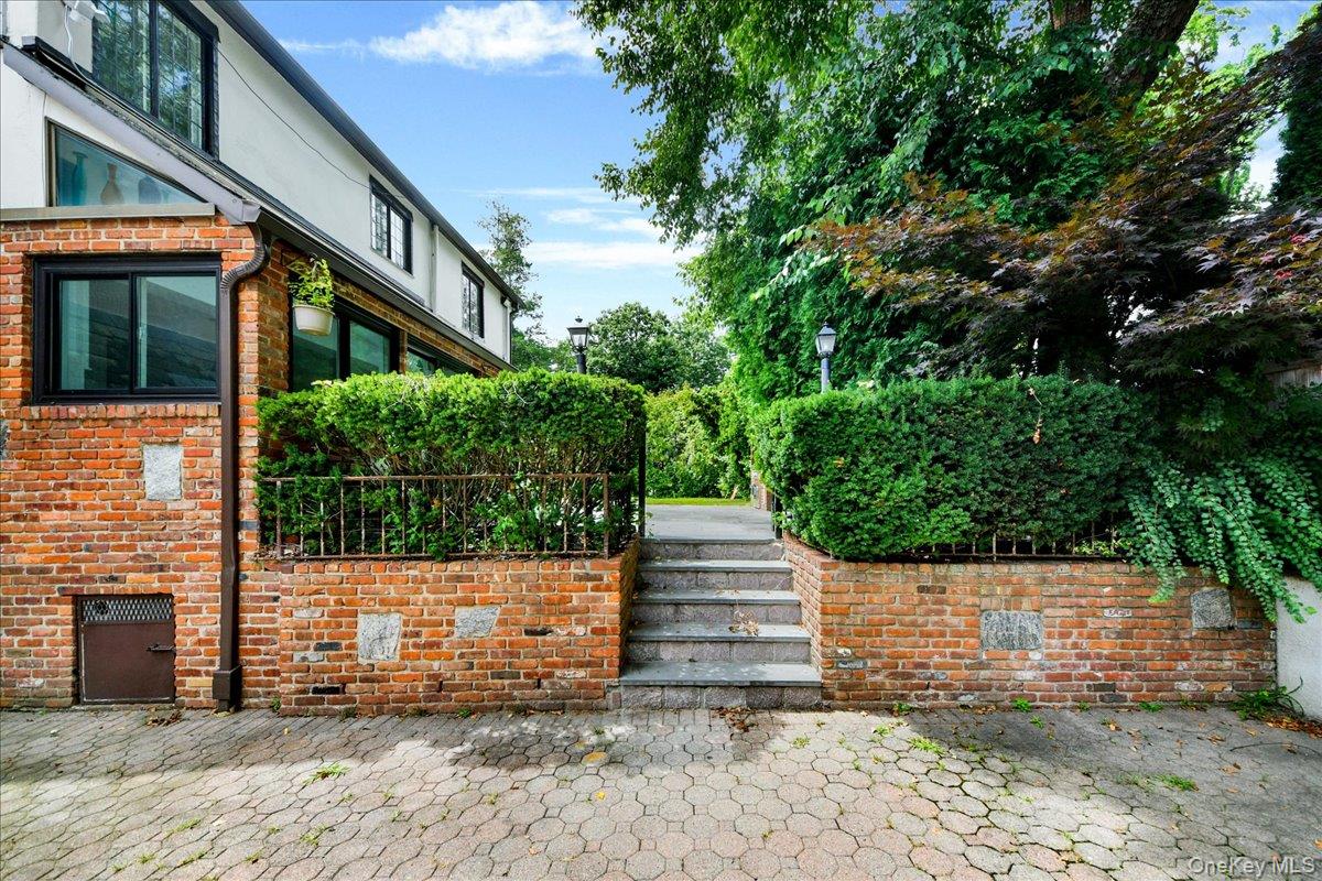 7 Denman Place – For Sale photo 5