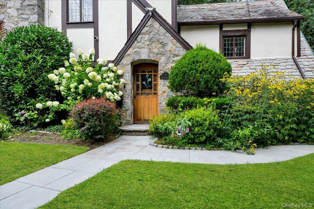 7 Denman Place – For Sale photo 2